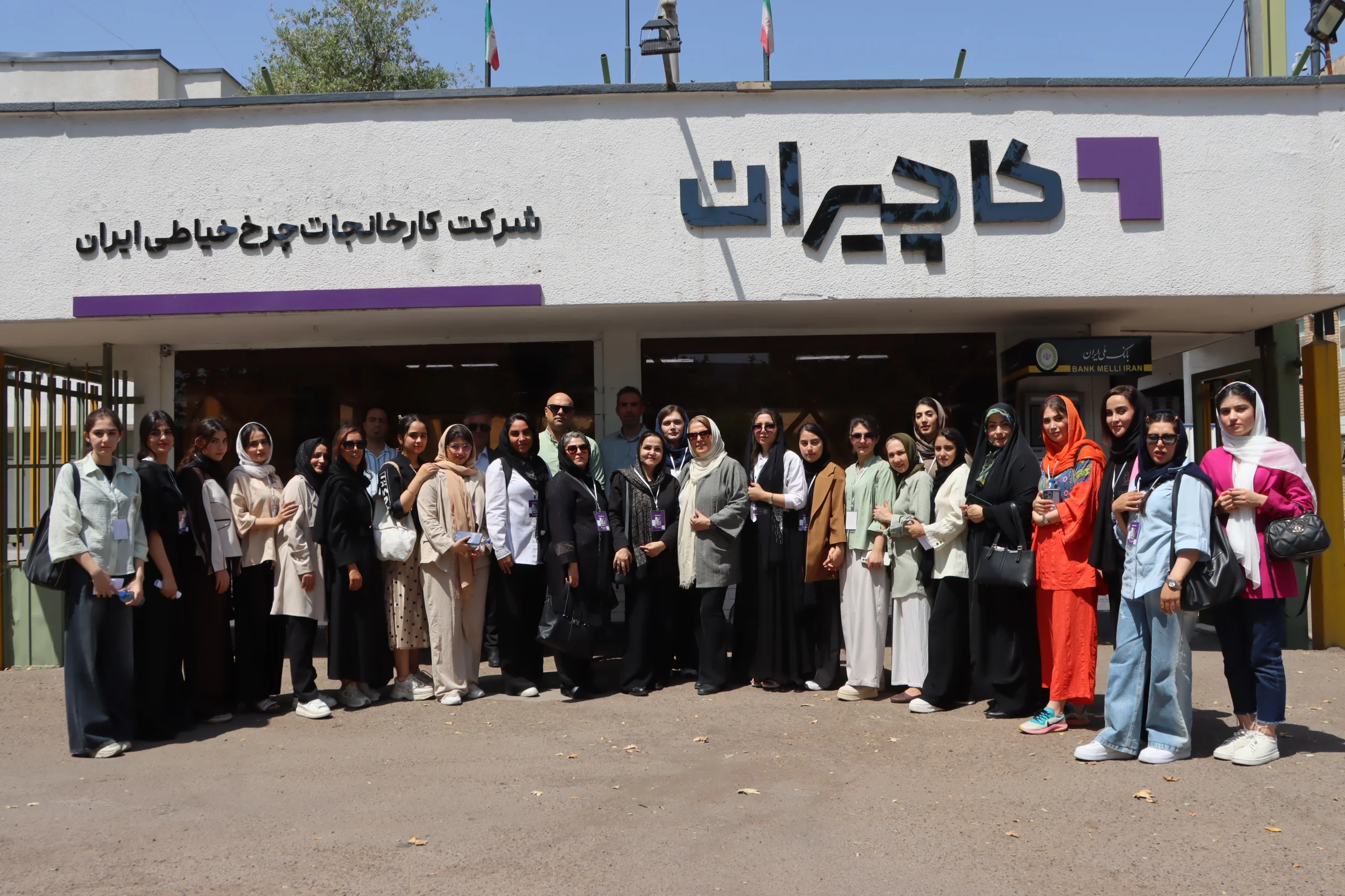 دانشجویان رشته طراحی و دوخت در حال ورود به کارخانه کاچیران